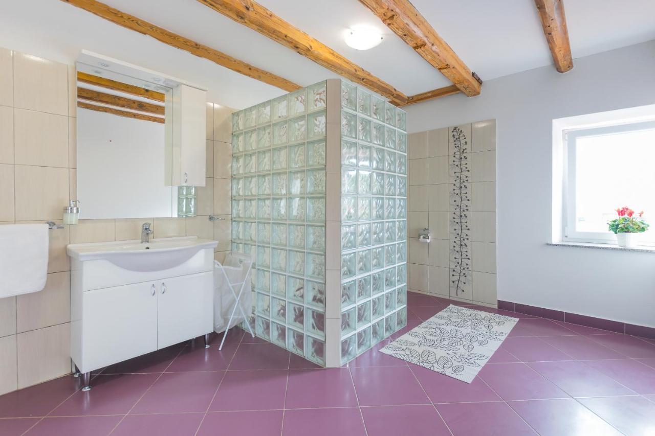 Holiday Home Olga With Pool &Pet Friendly PUY Eksteriør bilde